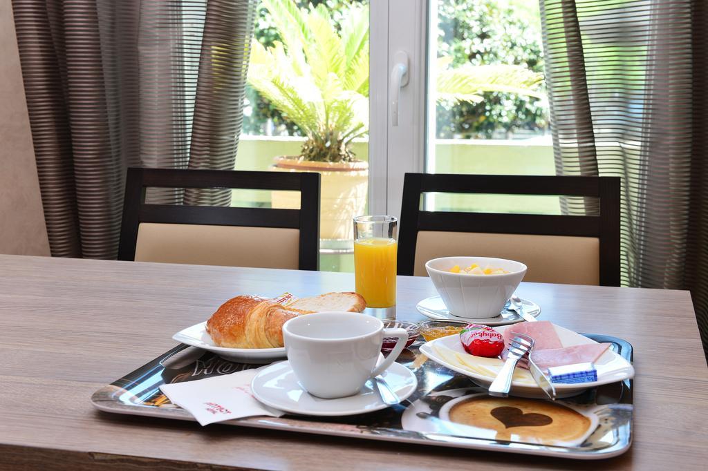 Hotel La Croix Blanche Tarbes Kamer foto