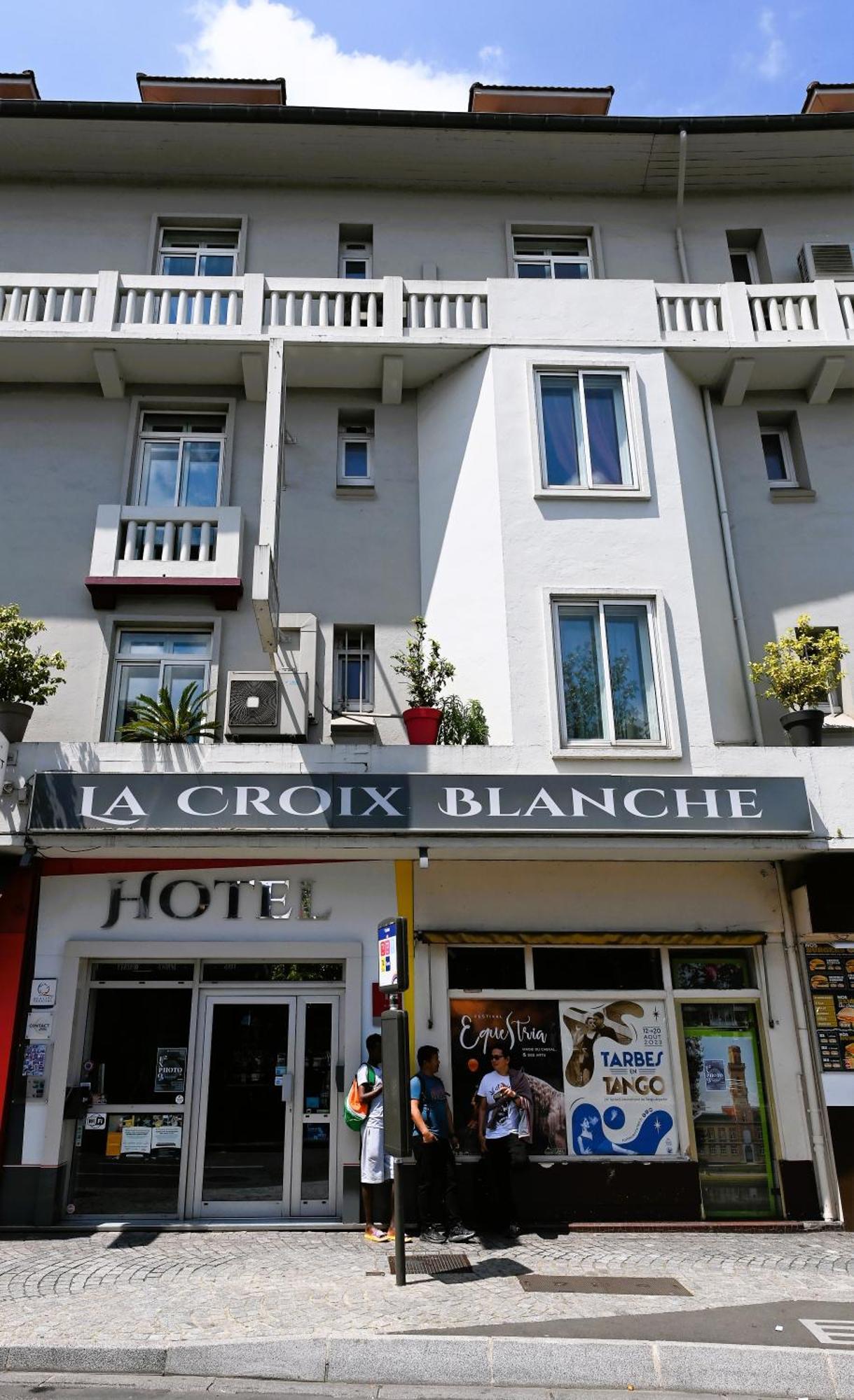 Hotel La Croix Blanche Tarbes Buitenkant foto