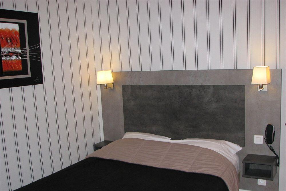 Hotel La Croix Blanche Tarbes Buitenkant foto