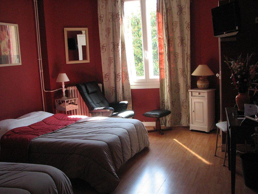 Hotel La Croix Blanche Tarbes Buitenkant foto