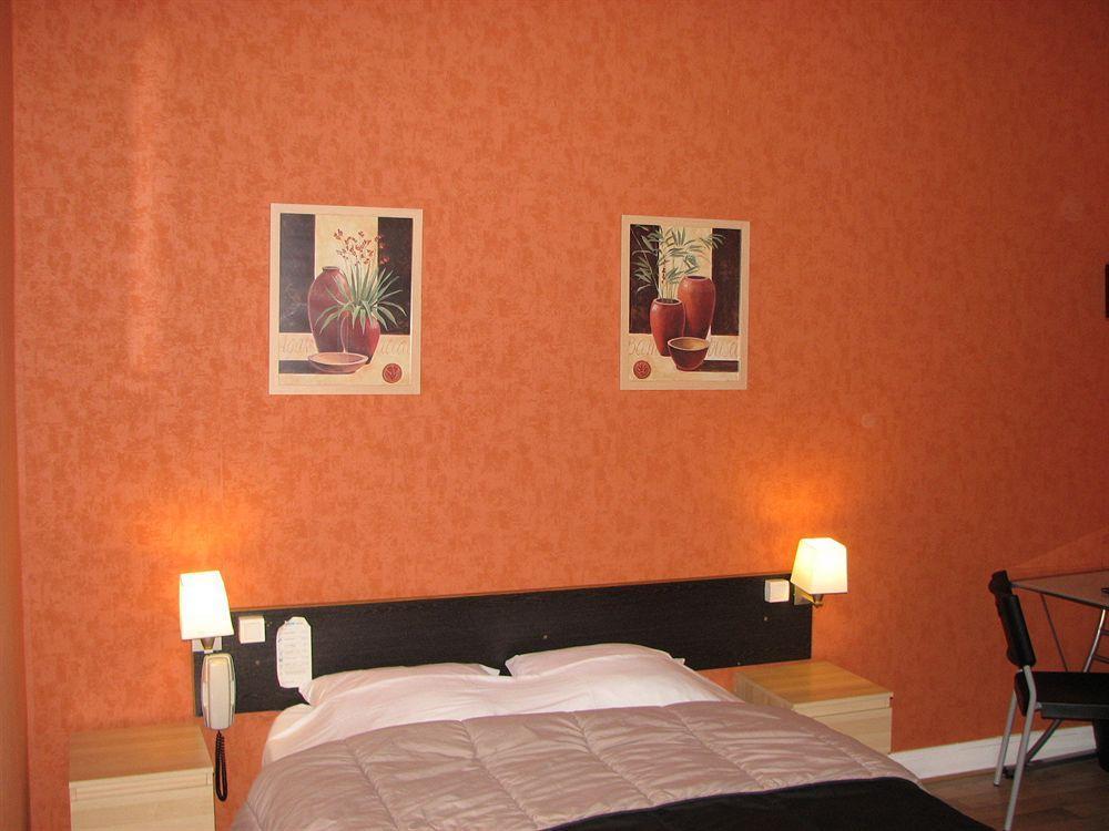 Hotel La Croix Blanche Tarbes Buitenkant foto