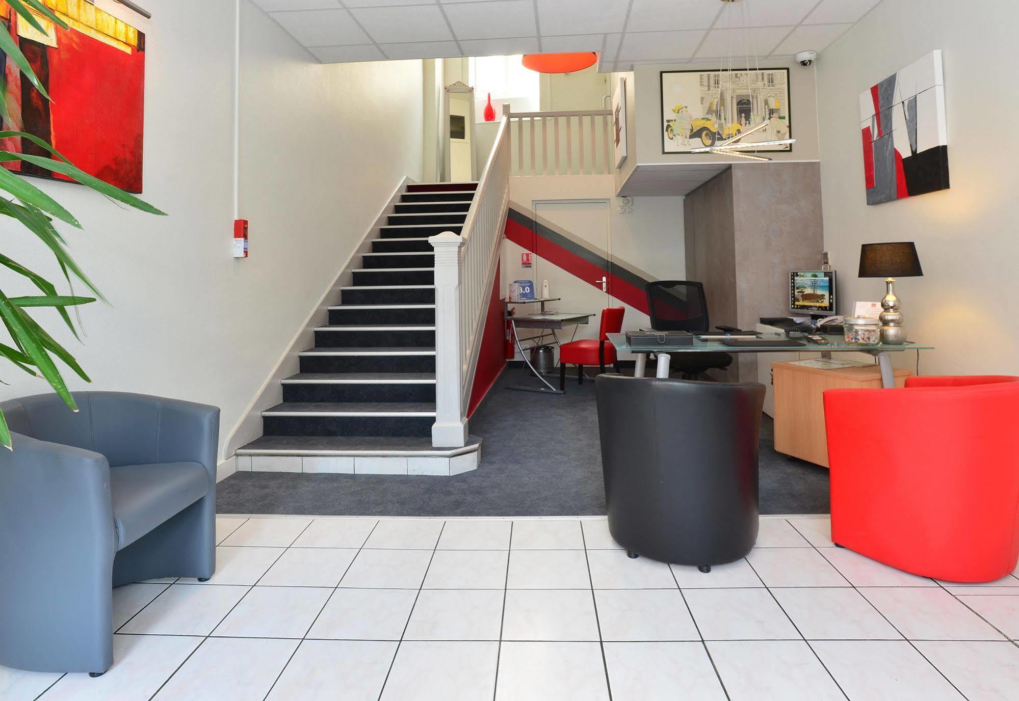 Hotel La Croix Blanche Tarbes Buitenkant foto