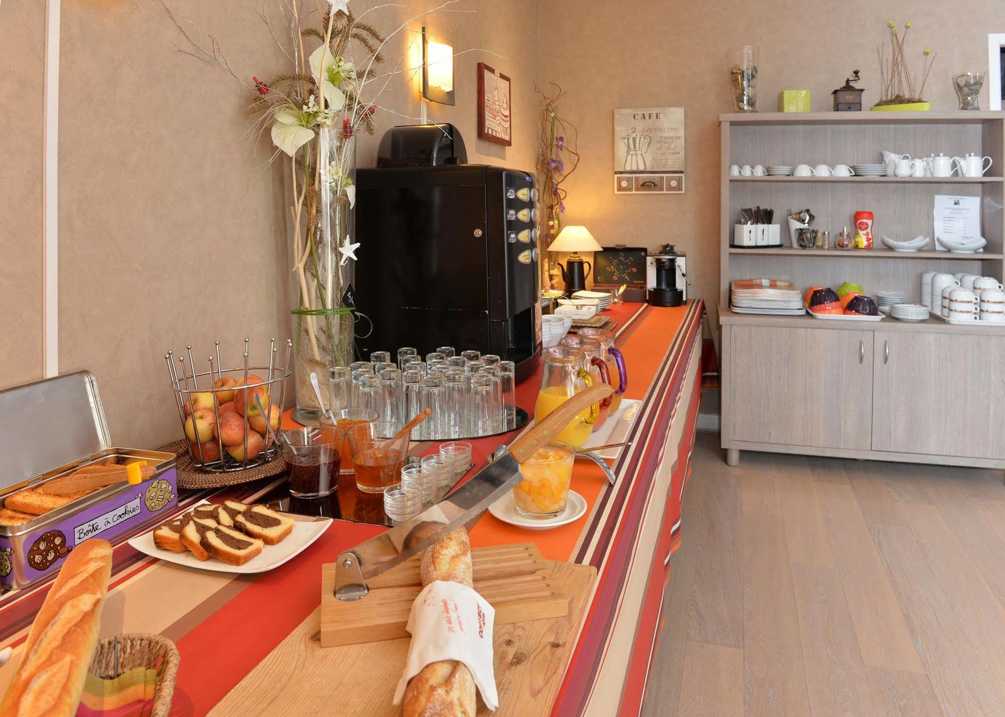 Hotel La Croix Blanche Tarbes Buitenkant foto