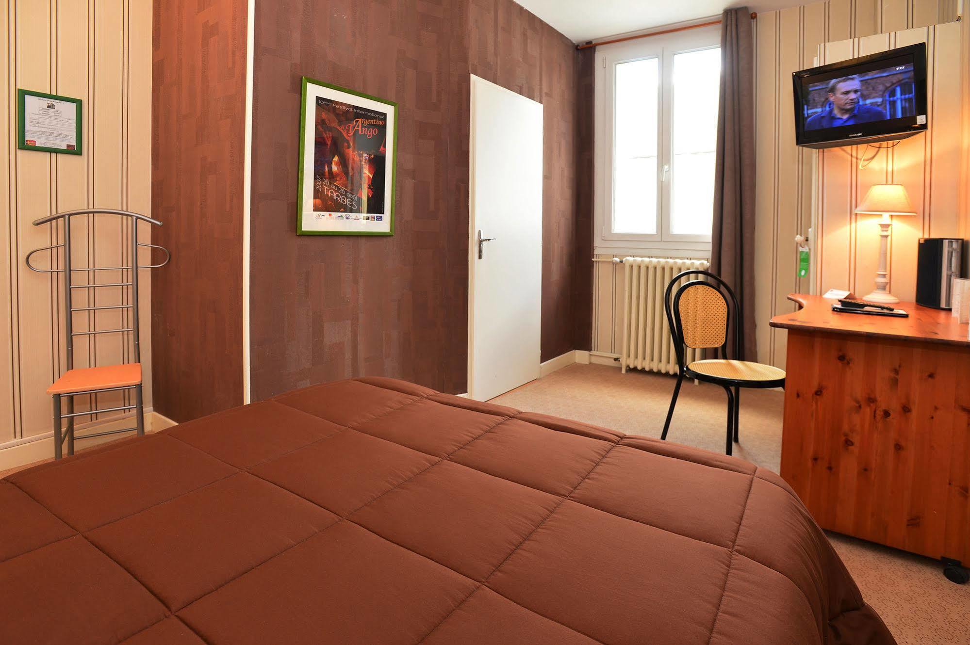 Hotel La Croix Blanche Tarbes Buitenkant foto