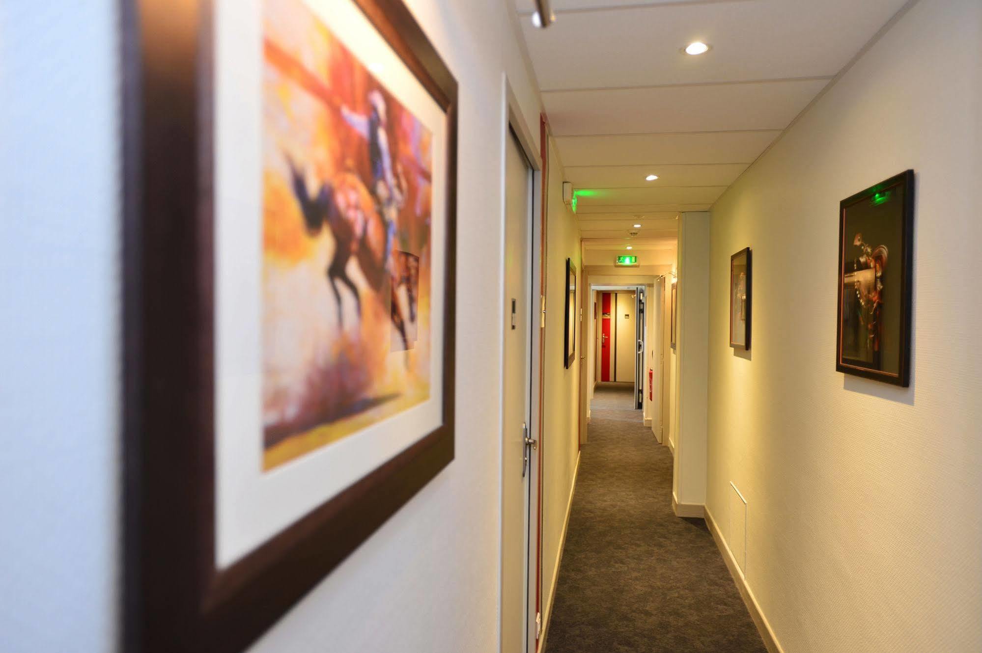 Hotel La Croix Blanche Tarbes Buitenkant foto